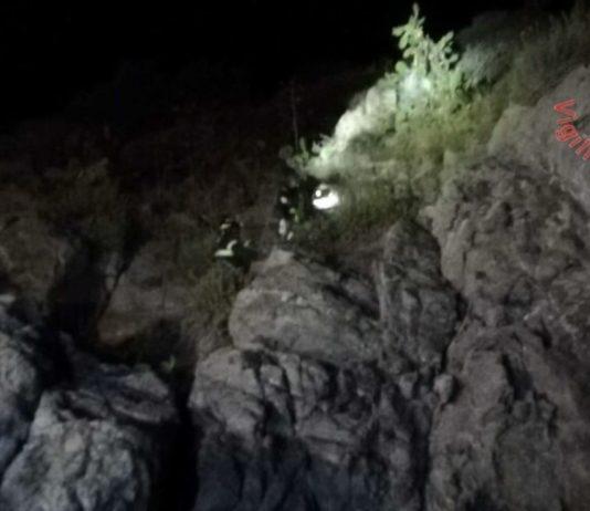Scala scogliera ma rimane bloccato: soccorso da vigili del fuoco