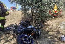 Perde il controllo della moto e finisce in una scarpata: morto 47enne