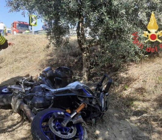 Perde il controllo della moto e finisce in una scarpata: morto 47enne