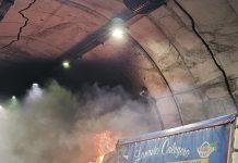 Camion a fuoco nella galleria “Barritteri”
