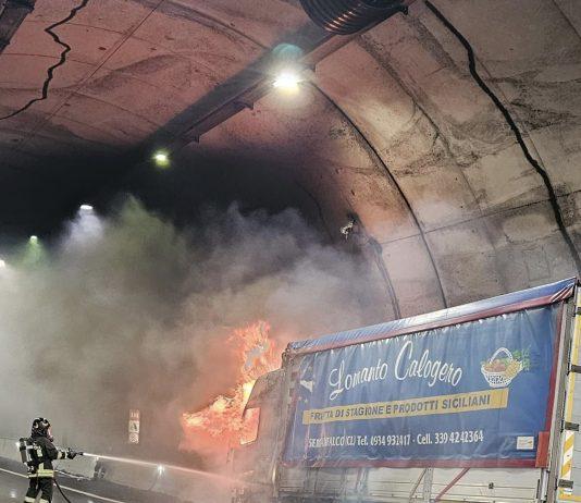Camion a fuoco nella galleria “Barritteri”