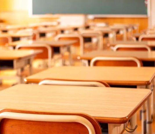 Studentessa 16enne si lancia dalla finestra della scuola, bidello la salva