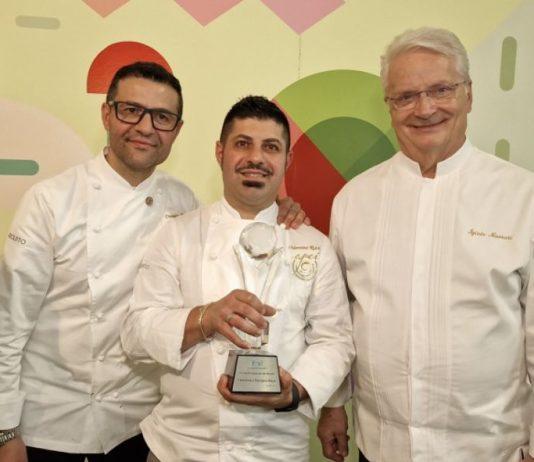 Iginio Massari consegna premio “Ai migliori pasticceri del Mondo” ai pasticceri Valentino e Damiano Rizzo