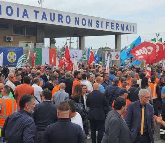 Porto di Gioia Tauro – in migliaia al flash mob di ieri