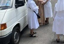 Suore su furgone investono 34enne e fuggono: “Alzati e cammina, non ti sei fatta niente”