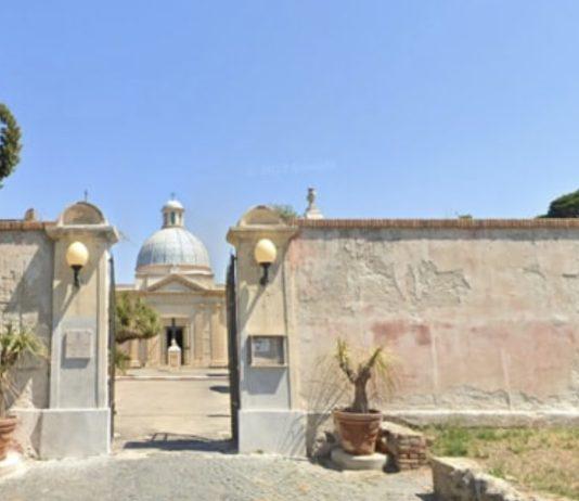 Donna imbavagliata, con mani e piedi legati trovata in una cappella