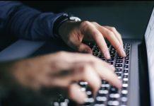 Adescato in chat e attirato in una trappola: ragazzo sequestrato e picchiato