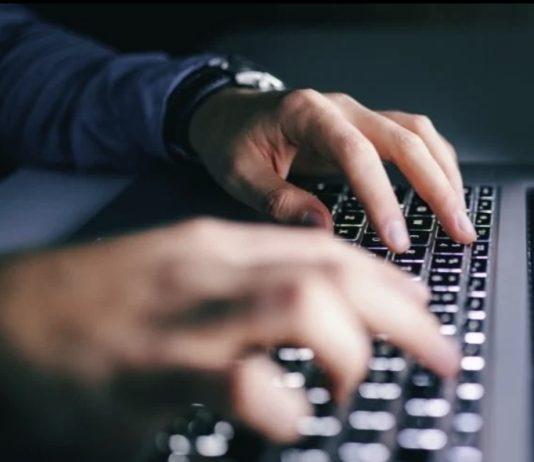 Adescato in chat e attirato in una trappola: ragazzo sequestrato e picchiato