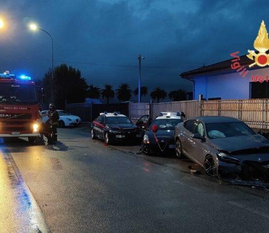 Perde controllo dell’auto e investe due carabinieri al posto di blocco: ricoverati in gravi condizioni