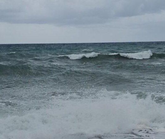 Calabria – si tuffa in mare nonostante onde alte, trovato cadavere dopo un giorno su spiaggia