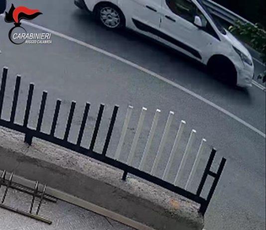 Investe coniugi a bordo di uno scooter e fugge, deferito un 57enne