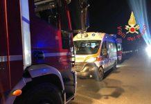 Impattano contro grosso cinghiale, scesi da auto finiscono in canalone: soccorsi da vigili del fuoco