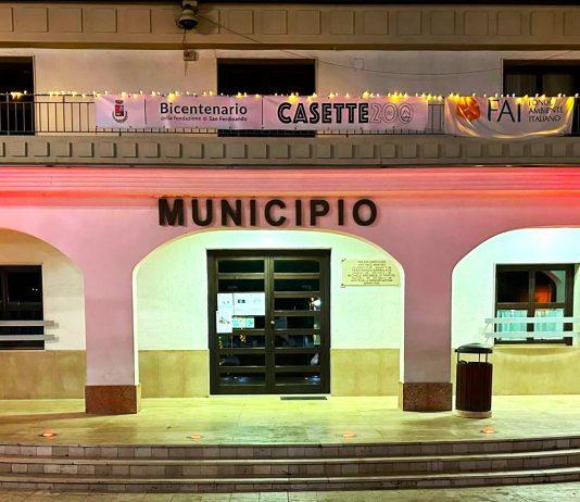 Il Municipio di San Ferdinando illuminato di rosso contro la violenza di genere