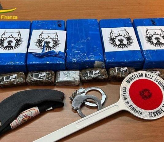 Fermato in autostrada con 5 kg di cocaina