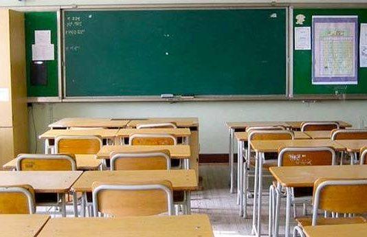 Reggio Calabria – convocato da insegnante del figlio lo aggredisce