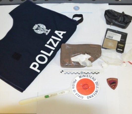 Cocaina nascosta tra addobbi natalizi – arrestati un uomo e una donna