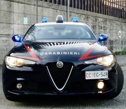 Si offre di aiutare una donna per trasloco ma la aggredisce e rapina: arrestato 43enne
