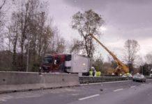 Mezzo pesante si ribalta su A2 – rallentamenti