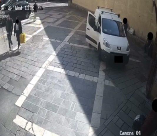 Entrano in gioielleria e rubano gioielli per 60mila euro: arrestata coppia