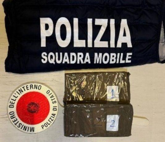 In auto con figli minori: sorpresi con un kg di eroina