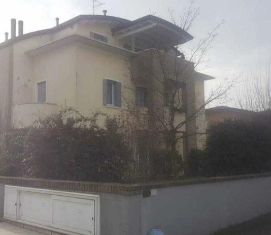 Lancia la figlia di 5 anni dalla finestra e poi si butta anche lui: arrestato