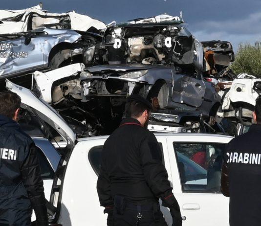 Officina abusiva in terreno con capi di bestiame – sequestrata area e denunciato 54enne
