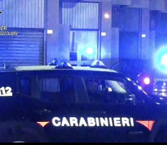 Non accetta fine della relazione – picchia selvaggiamente e sequestra la moglie con l’aiuto della sorella: arrestati