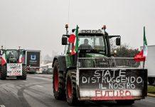 Anche gli Agricoltori Calabresi protestano contro le nuove direttive Europee: Trattori in Marcia Contro le Politiche Ue, bloccata anche la Jonio-Tirreno