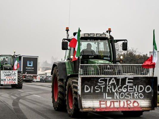 Anche gli Agricoltori Calabresi protestano contro le nuove direttive Europee: Trattori in Marcia Contro le Politiche Ue, bloccata anche la Jonio-Tirreno