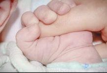 Neonato di un mese abbandonato nell’androne di un palazzo con un biglietto