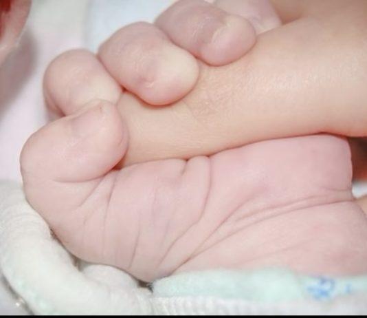 Neonato di un mese abbandonato nell’androne di un palazzo con un biglietto