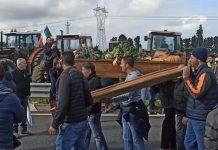 Proteste agricoltori – celebrato il funerale dell’agricoltura. Il sindaco di Rosarno accanto agli imprenditori