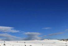 Lascia in auto il figlio di 4 anni per andare a sciare – denunciata