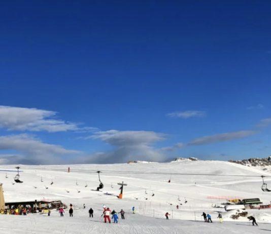 Lascia in auto il figlio di 4 anni per andare a sciare – denunciata