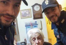 Anziana ultranovantenne chiama polizia: “Mi sento sola”, arrivano due agenti a farle compagnia