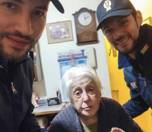Anziana ultranovantenne chiama polizia: “Mi sento sola”, arrivano due agenti a farle compagnia