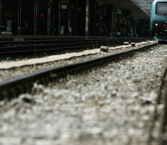 Investito da treno mentre attraversa binari: muore 17enne
