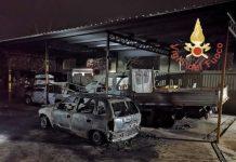 Fiamme nella notte – a fuoco 5 mezzi parcheggiati in piazzale privato
