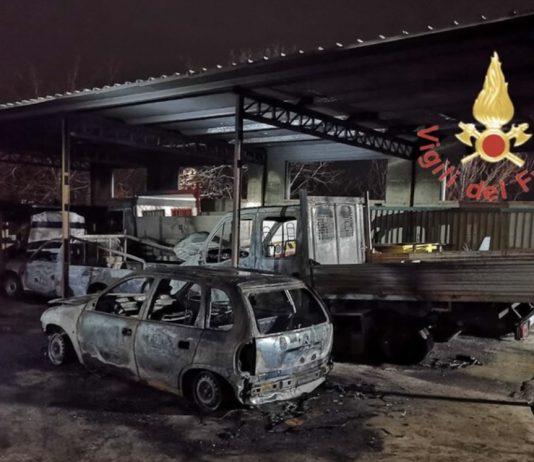 Fiamme nella notte – a fuoco 5 mezzi parcheggiati in piazzale privato