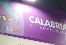 Nello stand della Calabria alla fiera di Vienna, logo Italia senza Sicilia e Sardegna