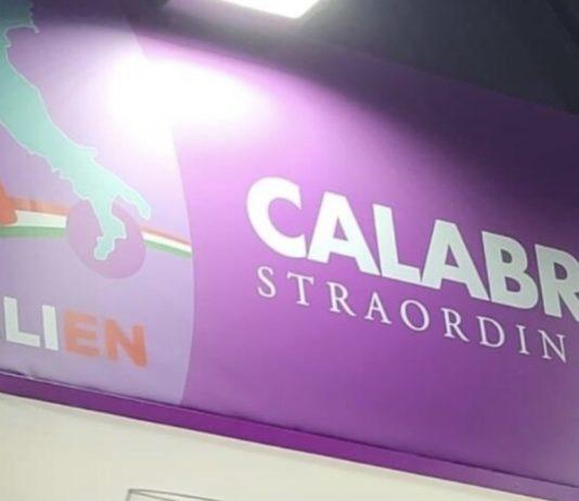 Nello stand della Calabria alla fiera di Vienna, logo Italia senza Sicilia e Sardegna