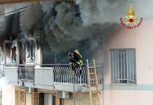 Bambino brucia coperta con accendino: a fuoco intero appartamento: tutti salvi tranne il cane