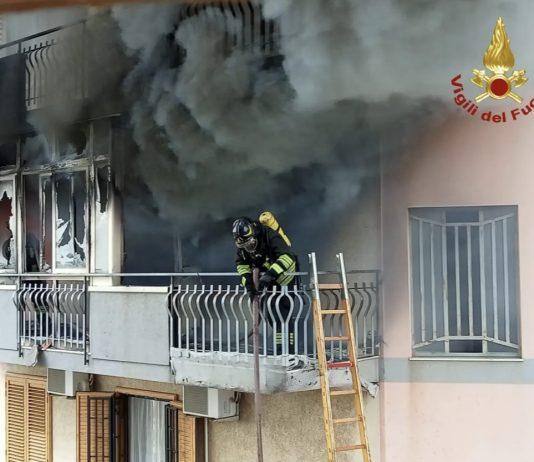 Bambino brucia coperta con accendino: a fuoco intero appartamento: tutti salvi tranne il cane