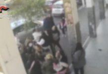 Lite nel gruppo whatsapp delle mamme, rissa davanti a scuola