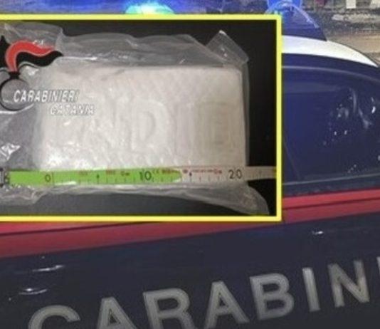 Nasconde un kg di cocaina nel giubbotto del figlio minorenne che viaggiava in auto con lui: arrestato