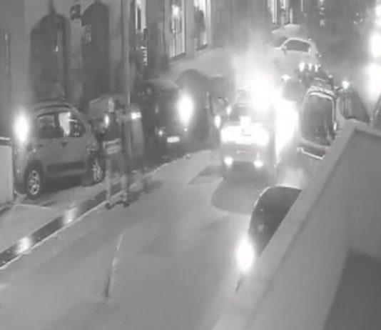 Non si ferma all’alt e si schianta contro auto della polizia