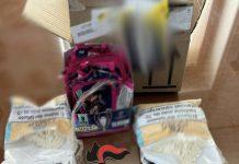 Ordina figurine online ma riceve a casa eroina pura