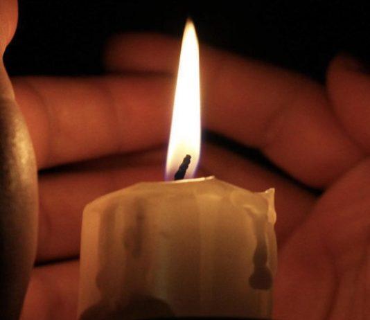 Ruba portafoglio a figlia defunta durante veglia funebre – denunciata 46enne