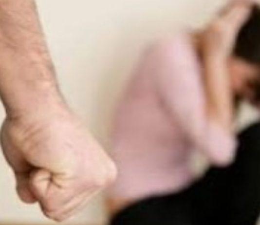 Scopre la figlia 15enne a letto con fidanzatino e picchia violentemente i ragazzi – denunciato