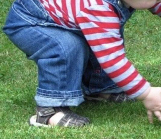 Fa retromarcia e investe il figlio: morto bambino di 1 anno e mezzo